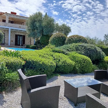 Oia Residence, Private And Peaceful Villa Erfoi